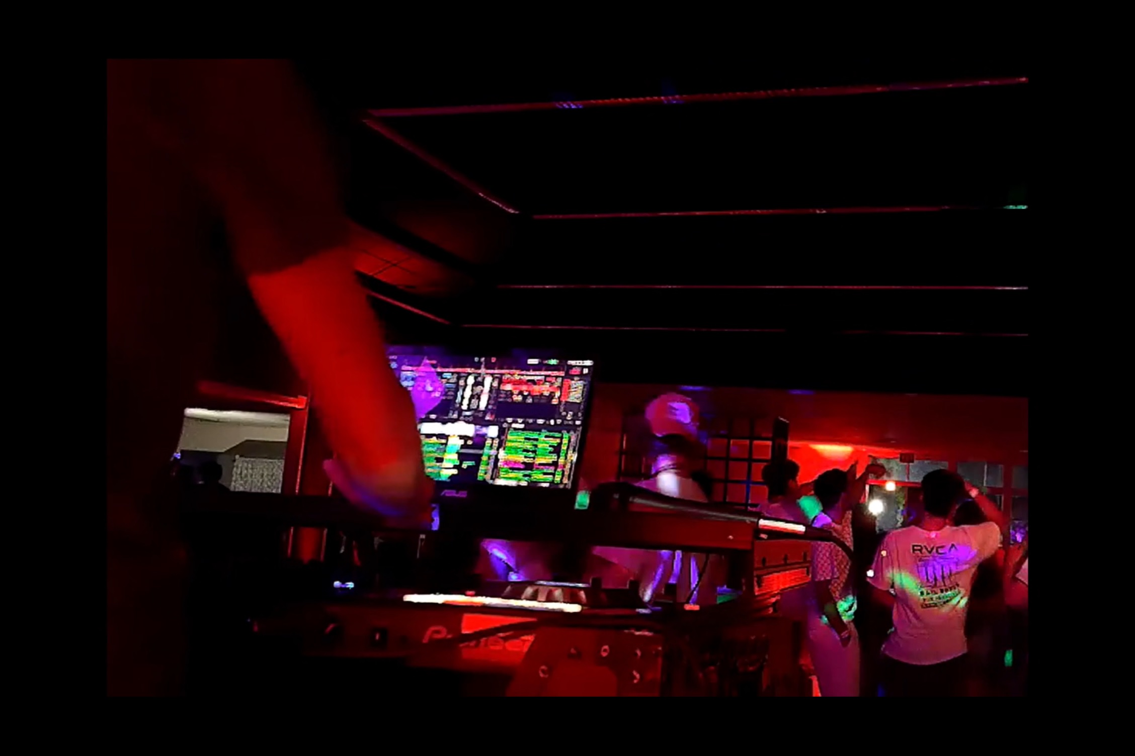 Restaurant Bar Nightclub DJ